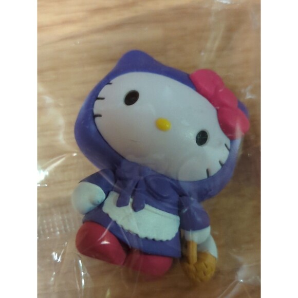 Hello Kitty Little Red Riding Hood 2" Blind Bag Figure Sanrio Collectible Toy - Picture 4 of 4